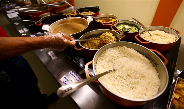 O cardápio preparado para a ocasião inclui churrasco, arroz, feijão gordo, salada verde, farofa e molho, oferecendo uma refeição completa aos participantes (Foto: Marcelo Camargo/Agência Brasil)