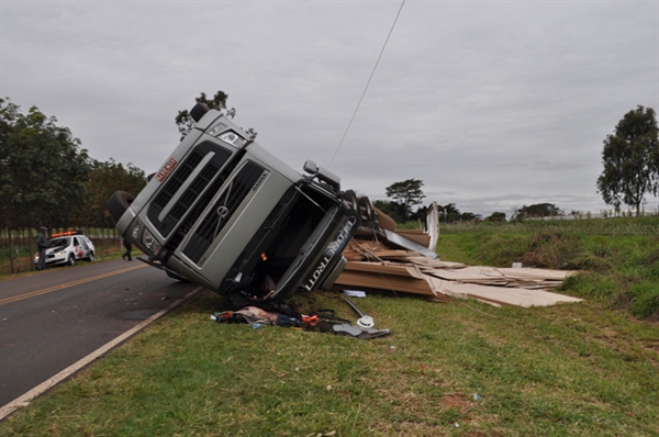 Caminhão tomba em vicinal e carga fica espalhada