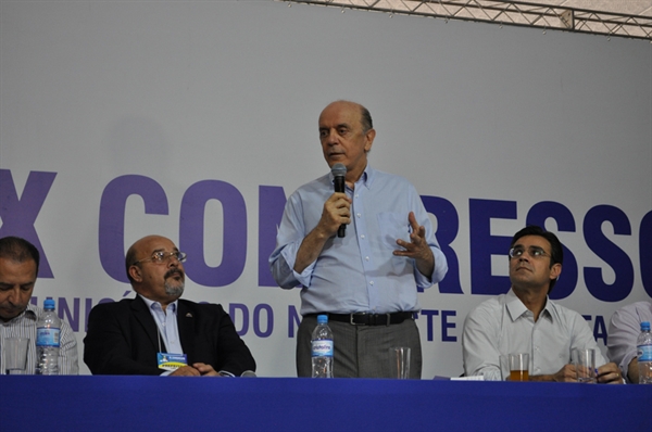 José Serra encerra congresso com críticas à Dilma