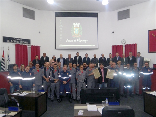 : Bombeiros e socorristas do SAMU foram homenageados na Câmara Municipal de Votuporanga (Foto: Daniel Castro/A Cidade)