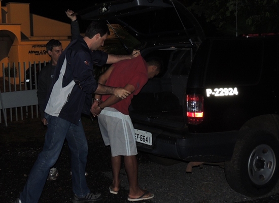 Criminoso teria agarrado no pescoço e agredido uma comerciante