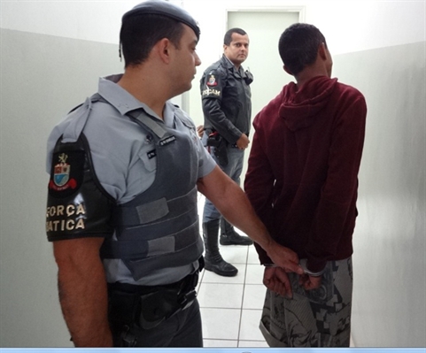 Força Tática prende "Coador" por tráfico no bairro São João