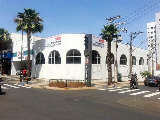 O imóvel desocupado tem área de 481,95m² e um total de 530,22m² de área construída (Foto: Reprodução)