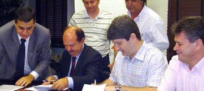 Prefeito assina contrato com CEF para 210 casas