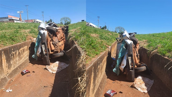 Motorista foi fechado por um outro veículo na rodovia Euclides da Cunha, ao tentar desviar caiu na canaleta (Foto: A Cidade)