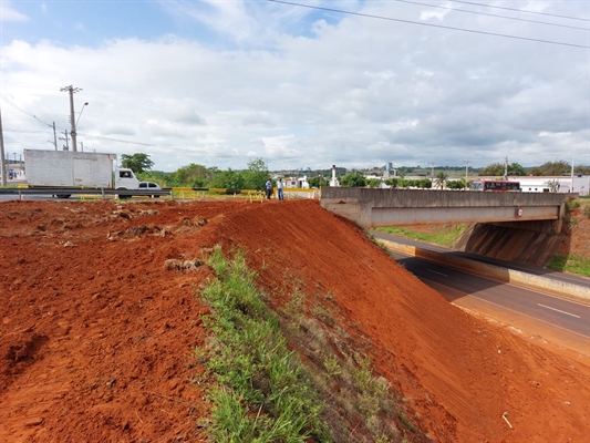 A Prefeitura montou uma força-tarefa em conjunto com a Saev e o DER para recuperar cratera aberta pela chuva (Foto: Prefeitura de Votuporanga)