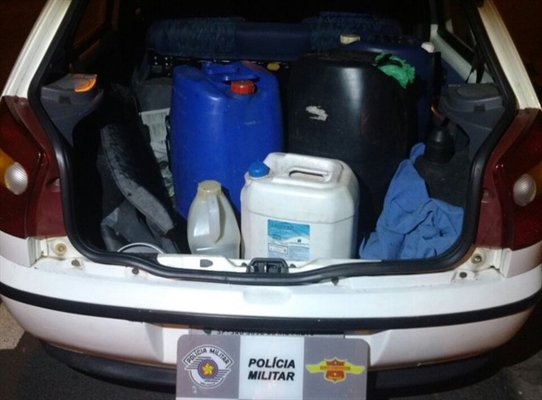 Galões apreendidos pela polícia com a gasolina (Foto: Divulgação/Polícia Rodoviária)