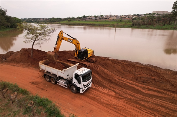 Uma escavadeira realiza a retirada de sedimentos da Represa Municipal que já somaram mais de 1,5 mil caminhões de terra (Foto: Prefeitura de Votuporanga)