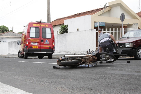 Motociclista fica ferida após colisão