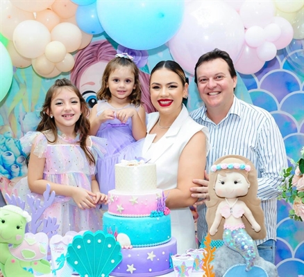 O casal de professores Bruno Bagnola e Luana Menezes com as filhas Alícia e Isabela (Foto: Arquivo Pessoal)