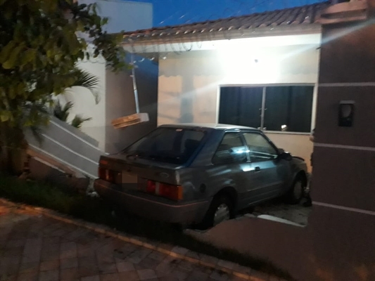 Motorista perde controle do carro e invade casa em Votuporanga  (Foto: Arquivo Pessoal)