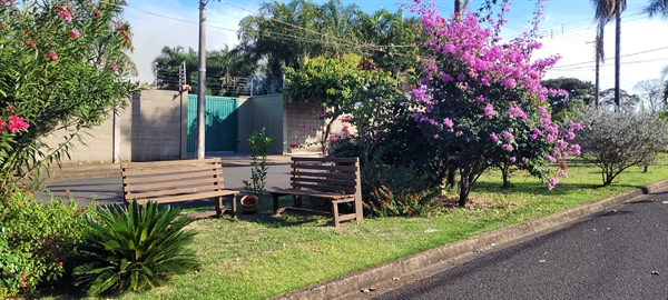 O canteiro tem vários bancos, mesinhas, árvores frutíferas e estátuas, todas bem cuidadas  Foto: A Cidade