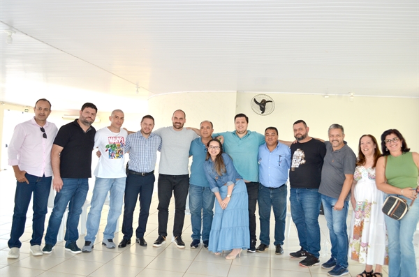 O deputado federal Eduardo Bolsonaro se reuniu com lideranças de direita de Votuporanga de olho nas eleições de 2024 (Foto: A Cidade)