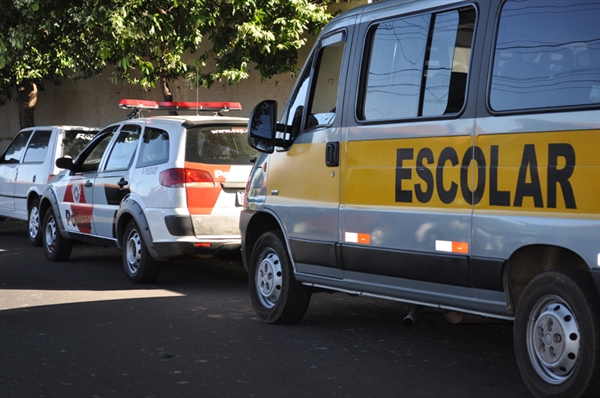 Fiscalização autua vans de transporte escolar 