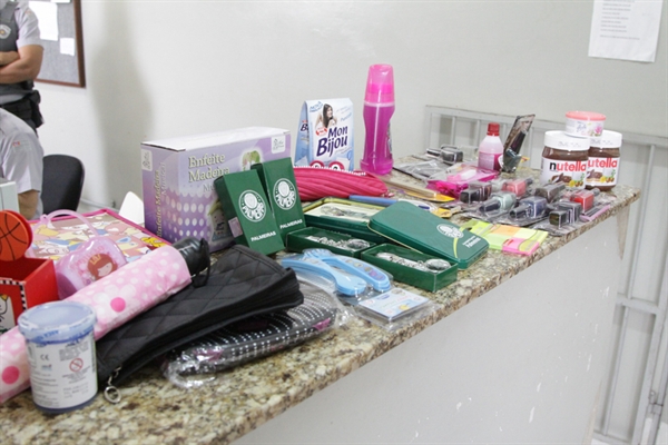 Mulher é apreendida após furto em estabelecimentos