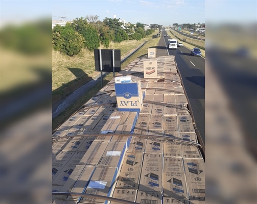 Veículo utilizava placas clonadas no caminhão-trator e no semirreboque (Foto: Polícia Militar/Divulgação)