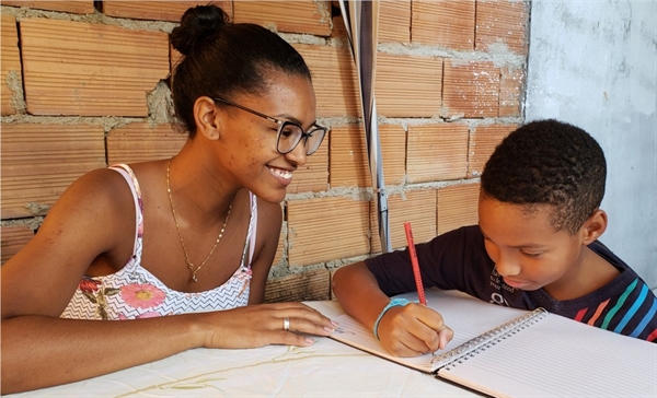 Desempregada, Natália Sotero dá aula particular no quintal de casa, o que garante uma renda de R$ 300 a R$ 400 reais — Foto: Patrícia Fiúza