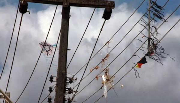 Mais de 270 acidentes envolvendo pipas e a rede elétrica já foram registrados neste ano, e a Elektro reforçou as orientações (Foto: Reprodução)