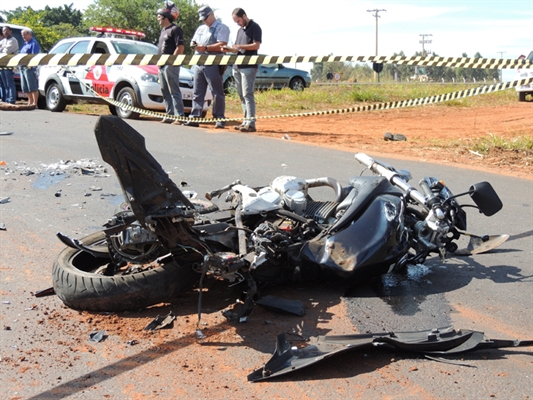 Motociclista morre esmagado por caminhão canavieiro em marginal