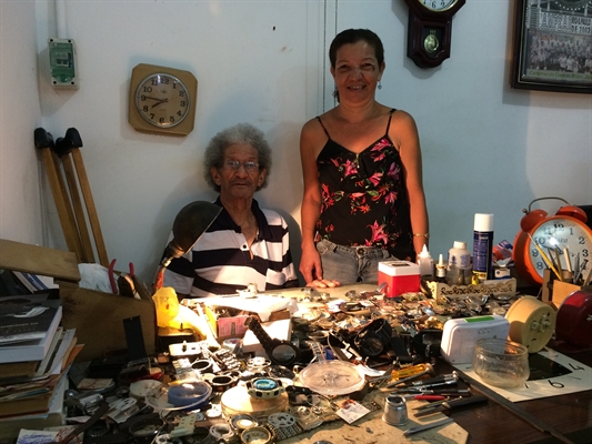 Marilei, de 51 anos, cresceu entre as milhares de peças de relógios que o pai Iladio, de 87 anos (Foto: Aline Ruiz/A Cidade)