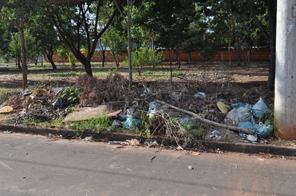 Descarte de lixo em terreno incomoda moradores