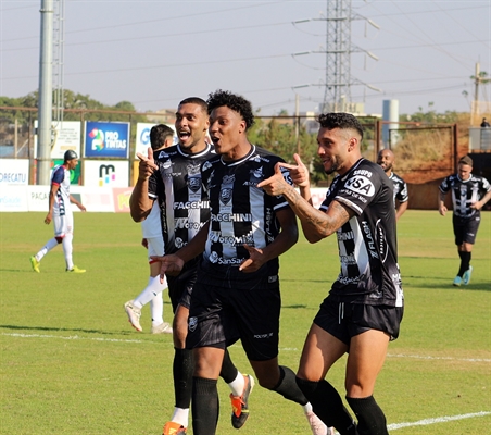 Gabriel Moyses comemora um dos gols (Foto: Rafa Bento/CAV)