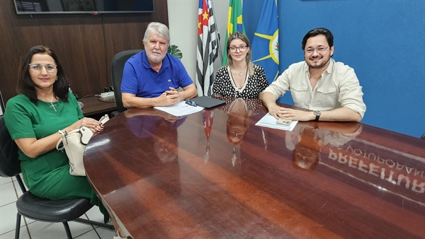 A nova diretora, Fabiana Bacani foi apresentada a Jorge Seba e ao secretário Marcelo Batista, pela dirigente Marcelaine de Oliveira (Foto: Prefeitura de Votuporanga)