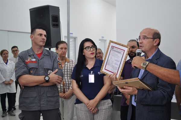 Sargento Matta (do Corpo de Bombeiros), Marina Carvalho, gerente da USF, e o prefeito Dado (Foto: Daniel Castro/A Cidade)