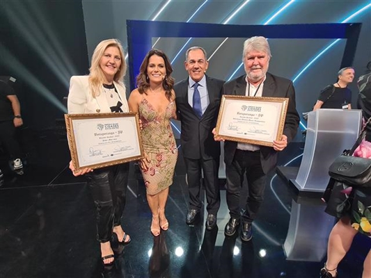 O prefeito Jorge Seba e a primeira-dama Rose Seba receberam a premiação em nome de Votuporanga, que se destacou mais uma vez (Foto: Prefeitura de Votuporanga)