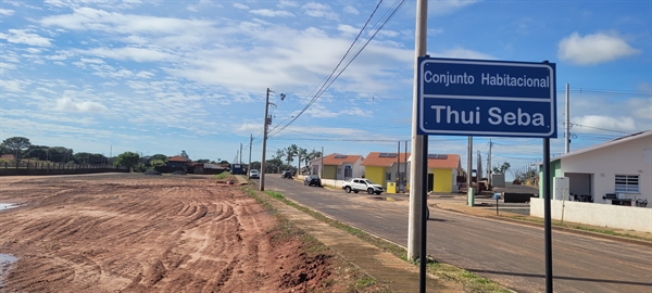 São apenas 400 metros de estrada de terra ligam o Conjunto Thui Seba ao resto da cidade  Foto: Cidade