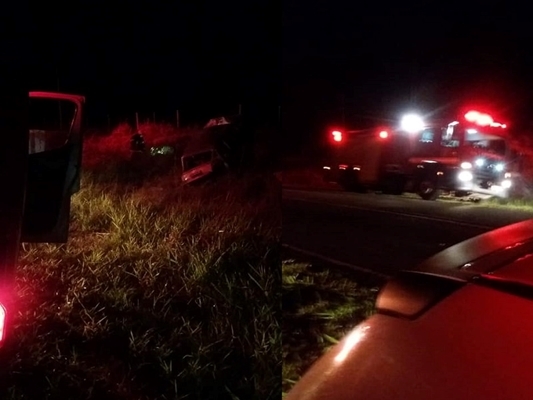 O veículo em que ela, um homem de 40 anos e um adolescente de 16 estavam, capotou entre Álvares Florence a Américo de Campos. (Foto: Votuporanga Tudo)