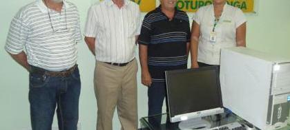 Associação Comercial doa computador a instituição