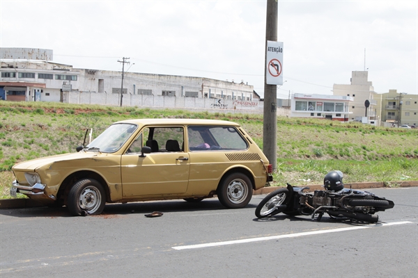 Colisão entre carro e moto deixa uma pessoa ferida