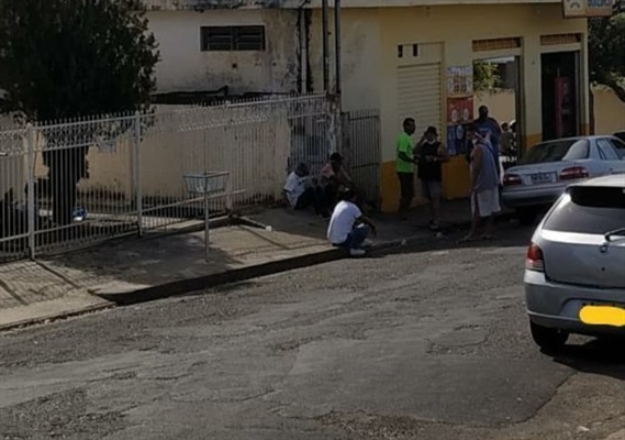 Ela mandou foto de um bar com pessoas aglomeradas na calçada para beber (Foto: Arquivo pessoal)