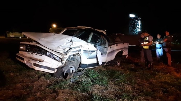 Uma das camionetes capotou após o acidente (Foto: Região Noroeste)