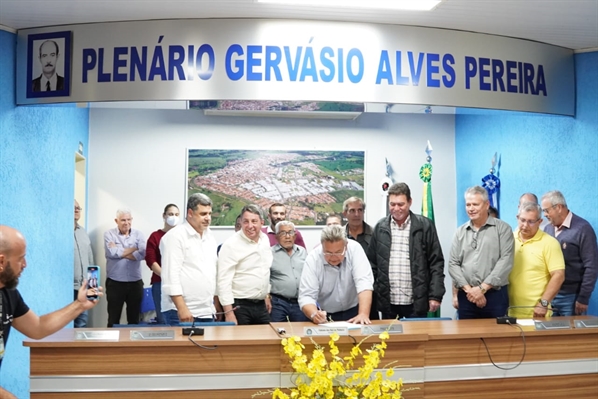 O presidente da Alesp, Carlão Pignatari, participou da assinatura da ordem de serviço para a construção das casas na região (Foto: Assessoria)