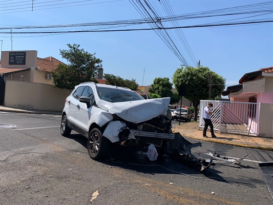 Uma forte batida resultou na destruição de dois carros no cruzamento das ruas Paraíba e Bahia, na manhã desta segunda-feira (8)  (Foto: A Cidade)