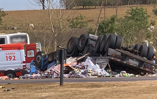 O caminhão que ele conduzia, carregado com refrigerantes, tombou na alça de acesso do trevo (Foto: Divulgação)