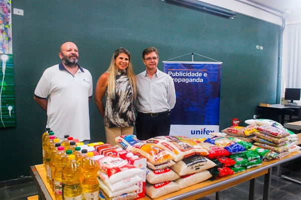 : Vanessa Mara Pagliarani Zeitune entregou as doações para os representantes da Santa Casa, Adauto Mariola e Rosemir Lopes (Foto: Santa Casa)