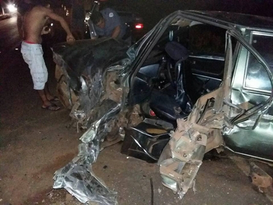 Colisão entre carreta e carro fere duas pessoas em trevo