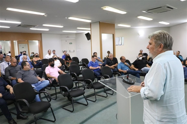 O prefeito Jorge Seba apresentou a proposta a representantes da sociedade civil e forças de segurança do município (Foto: Prefeitura de Votuporanga)