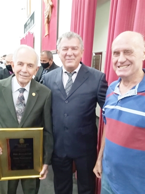 O reencontro dos “Três Mosqueteiros”. Walter Costa, Silvio Carvalho e Osvair Feltrin, vereadores que marcaram época nos anos 90. (Foto: Arquivo pessoal)