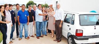 Apae recebe carro de consórcio entre amigos