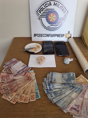 Os policiais da Força Tática e Rocam apreenderam diversas porções de maconha e uma pedra grande de crack  (Foto: Divulgação/Polícia )