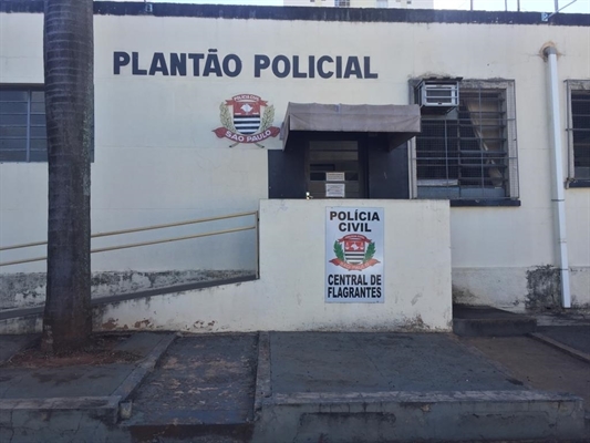 Os policiais deram voz de prisão em flagrante ao acusado, sendo levado até o Plantão Policial (Foto: Érika Chausson/A Cidade)