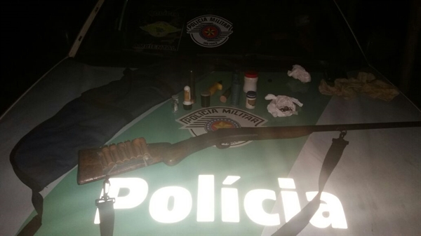 A Polícia Ambiental de Votuporanga prendeu um homem por praticar ato de caça sem autorização (Foto: Divulgação/Polícia Ambiental)