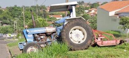 Prefeitura limpa terrenos e orienta proprietários 