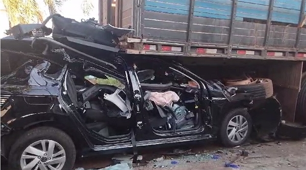 O motorista ficou ferido após o carro em que estava ficar completamente destruído após bater na traseira de um caminhão (Foto: SBT Interior)