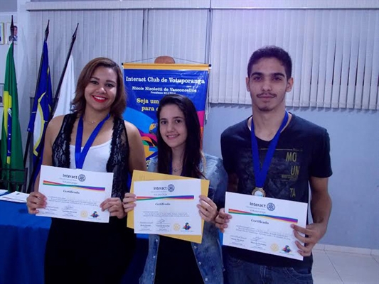 Vencedores de concurso Melhor Redação recebem prêmios do Interact