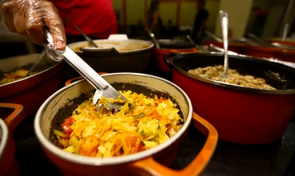 Além do curso de Auxiliar de Cozinha, seguem abertas as inscrições para o curso gratuito de Preparo de Marmitas Saudáveis  (Foto: Marcelo Camargo/Agência Brasil)